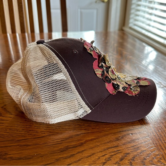 Brown and tan flower/rhinestone SnapBack trucker hat - Picture 3 of 6